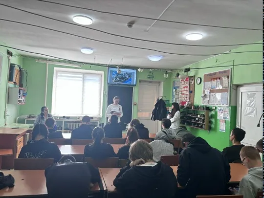 Ҫӗнтерӳ волонтерӗсем студентсемпе асӑну урокӗ ирттернĕ
