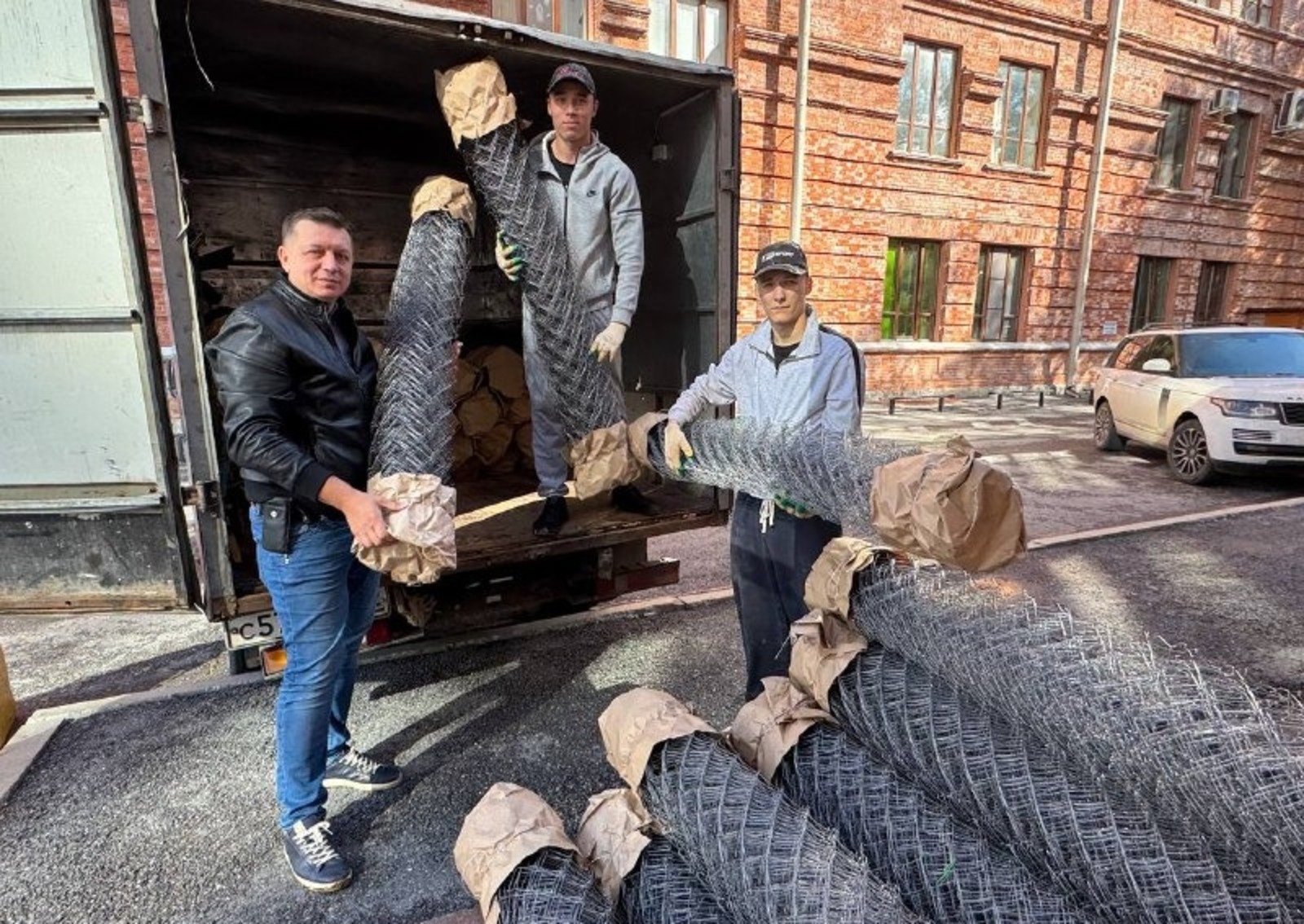 Уфари строительство компанийӗ СВО боецĕсене сетка-рабица панă