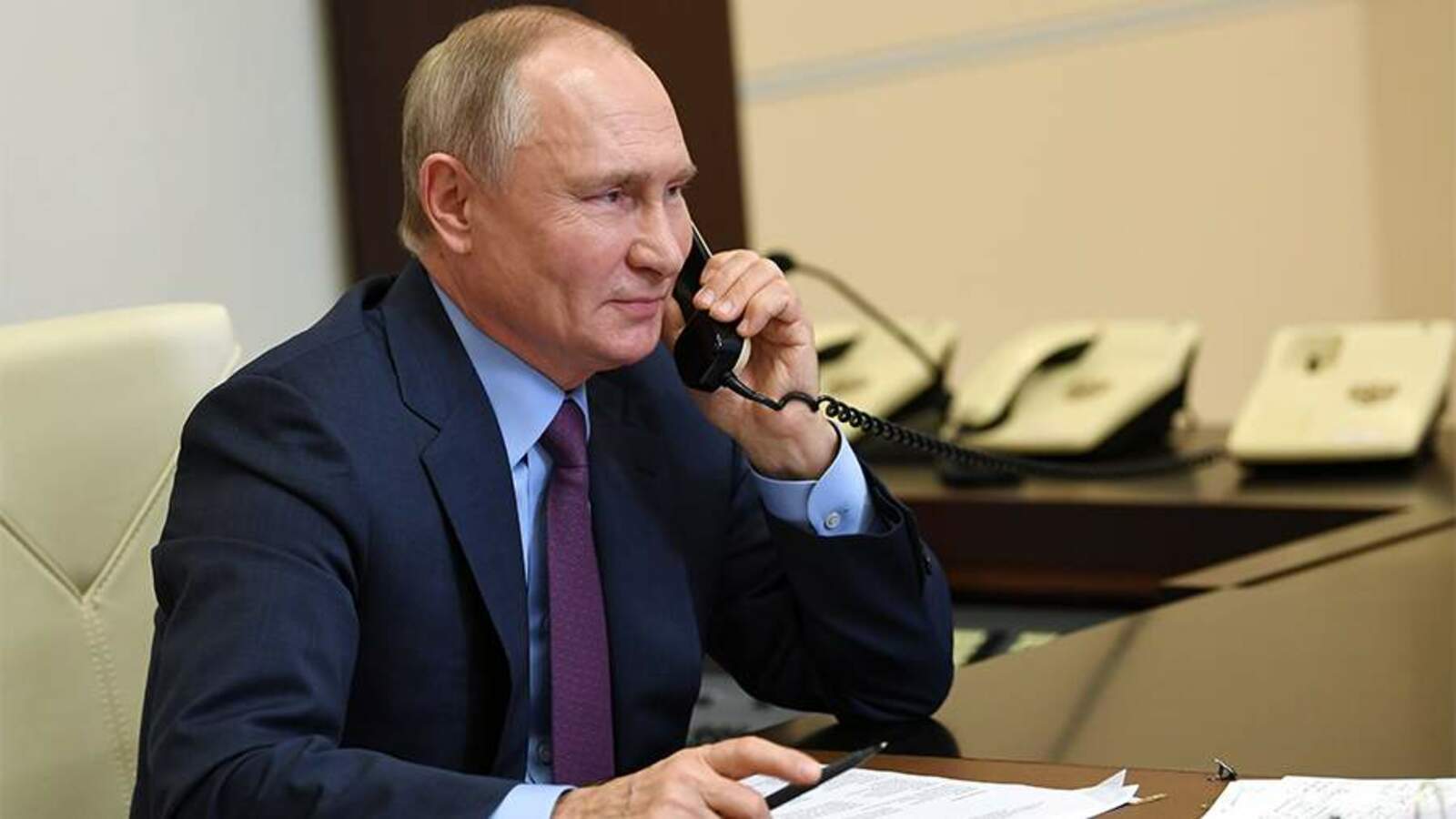 Путин Великобританин премьер-министрĕпе телефонпа калаçнă