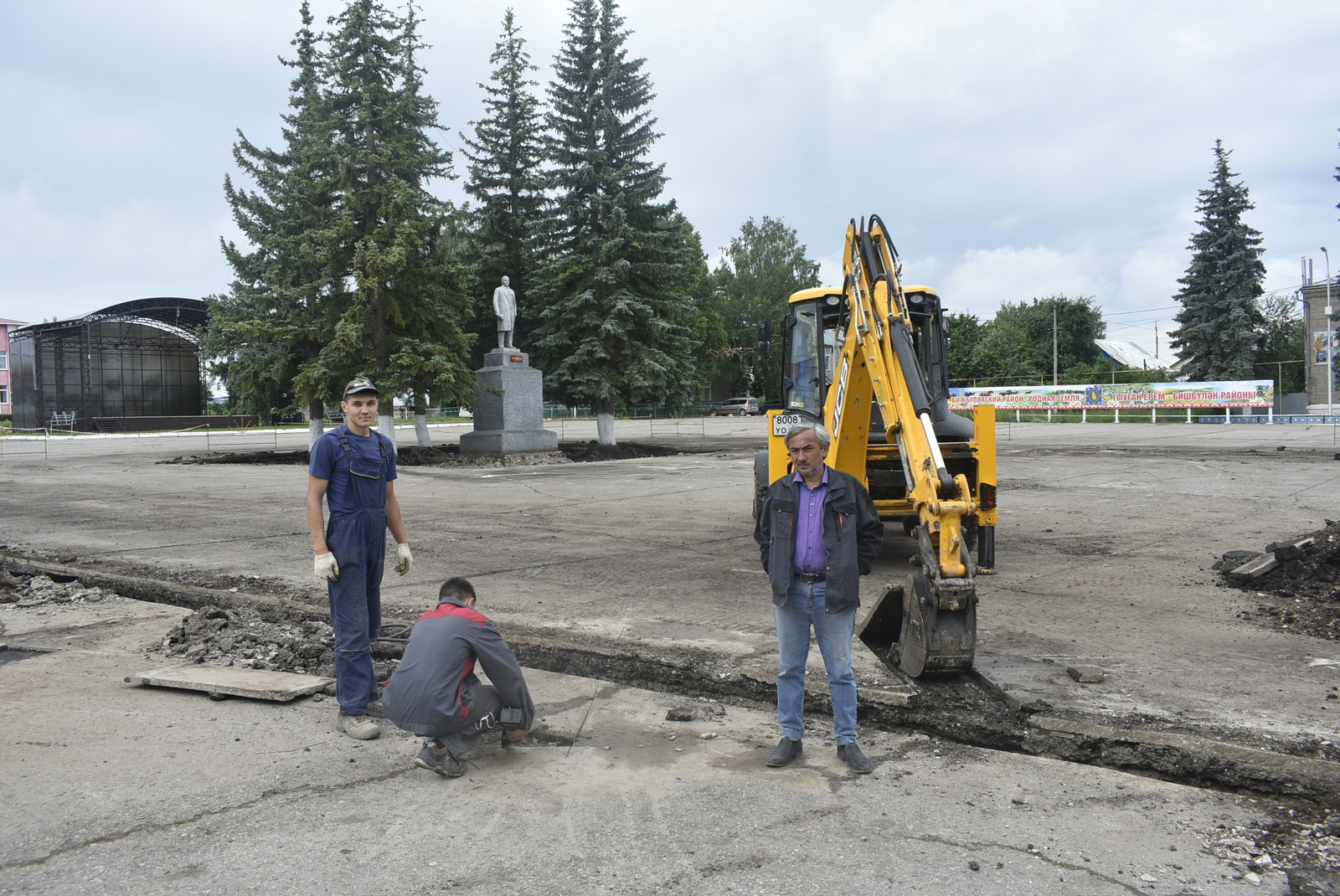 Пишпÿлекĕн тĕп площадӗнче ӗҫсем пыраҫҫӗ