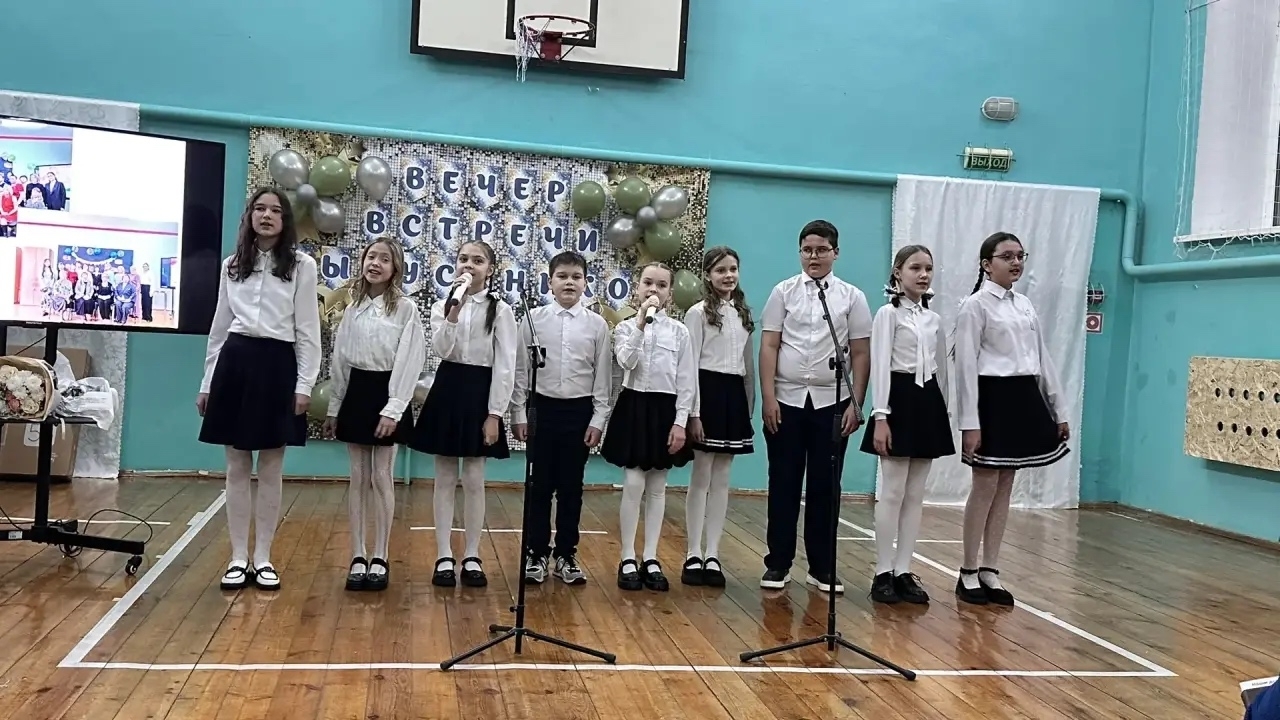 Астӑвӑм кӗнекине уҫа-уҫа юлташсене тӗл пулатӑп