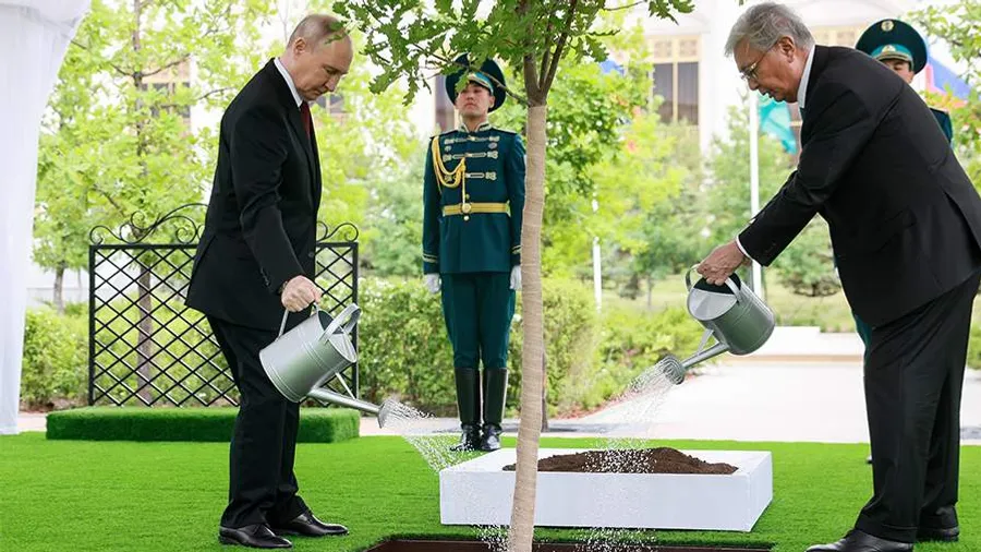 Путинпа Токаев Астанари Ĕмӗрхи туслӑх аллейине йывӑҫ лартнӑ