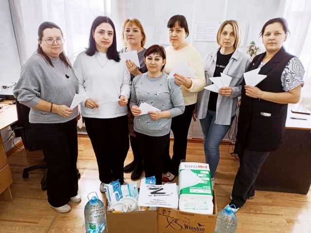 Пишпÿлекри Ача-пӑча пултарулӑх центрӗн коллективӗ гуманитари пулăшăвĕ пухнă