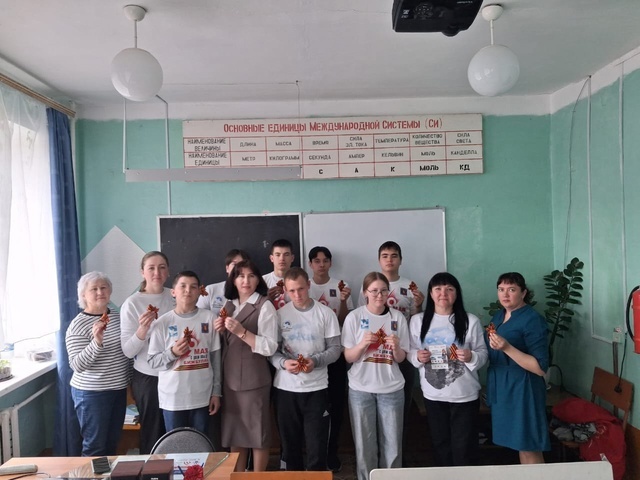 Ҫӗнтерӳ волонтерӗсем Георги лентисенчен брошка тумалли  мастер-класс ирттернӗ