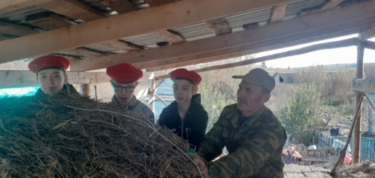 Хушăлка юнармеецĕсем СВОна хутшăнаканăн амăшне пулăшнă