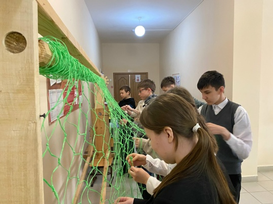 Хушăлкари шкул ачисем антидрон сеткисем ҫыхаҫҫӗ