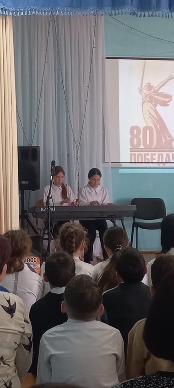 Аит шкулĕнче Çĕнтерÿ 80 ҫул ҫитнине халалланӑ концерт пулнă