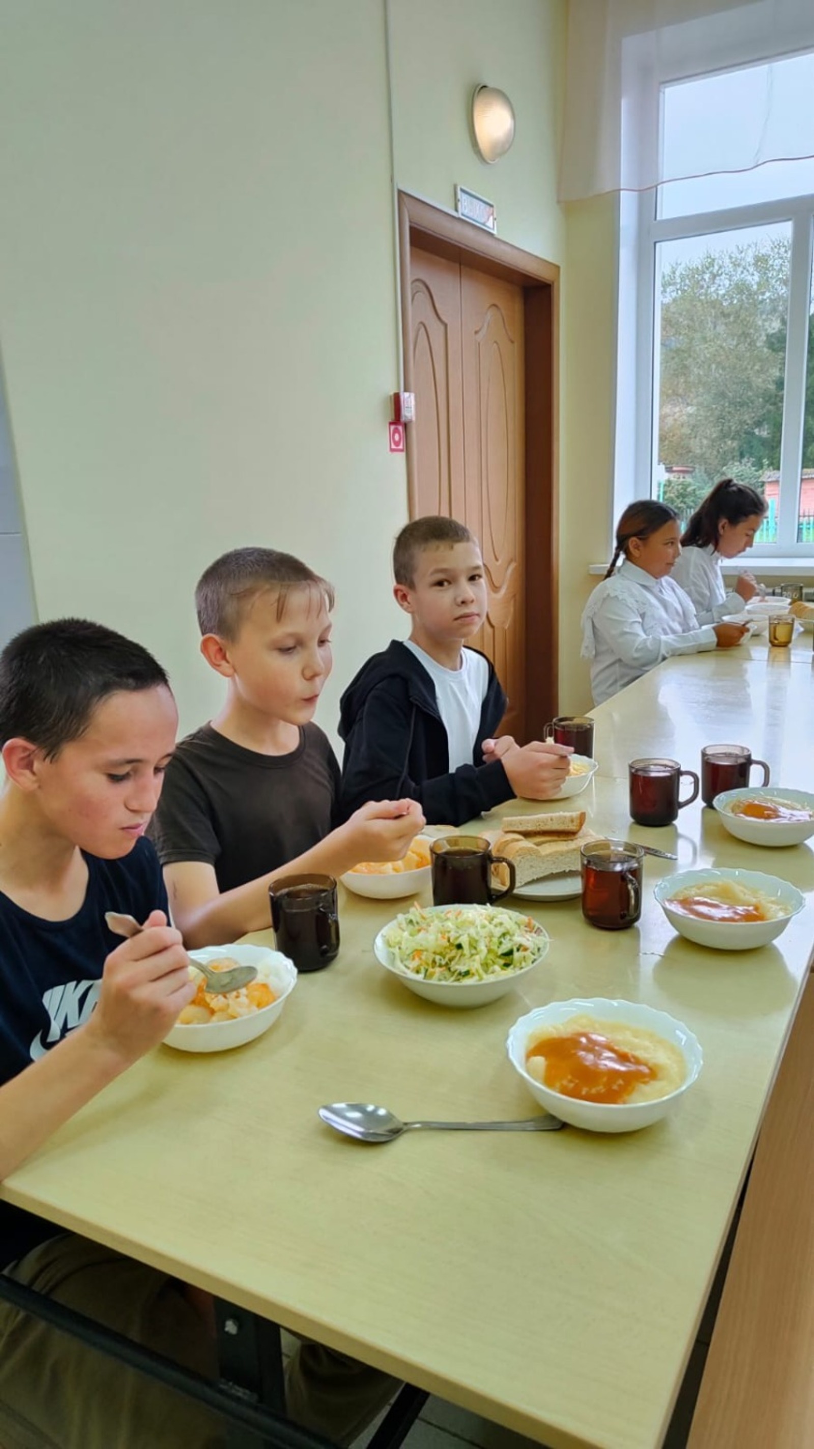 «Тавтапуҫ пирӗн поварсене, пире тутлӑ пӗҫерсе çитернĕшен!»