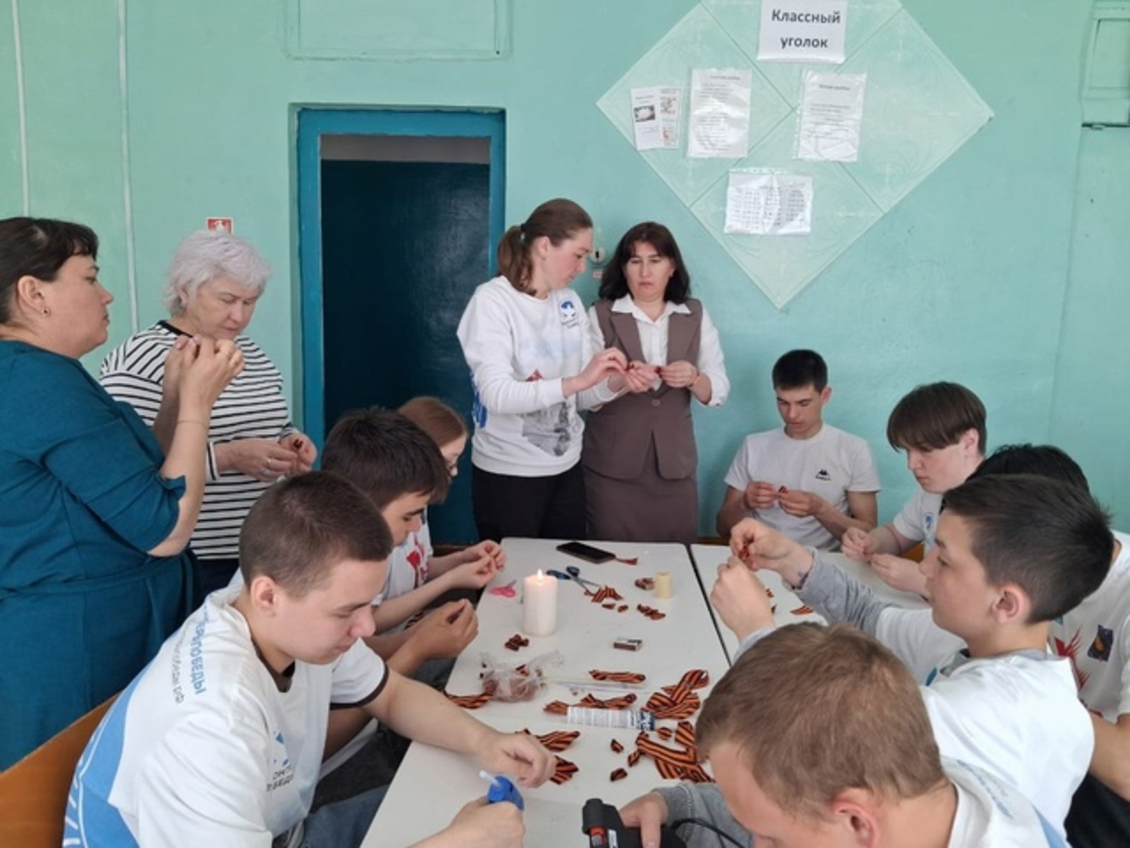 Ҫӗнтерӳ волонтерӗсем Георги лентисенчен брошка тумалли  мастер-класс ирттернӗ