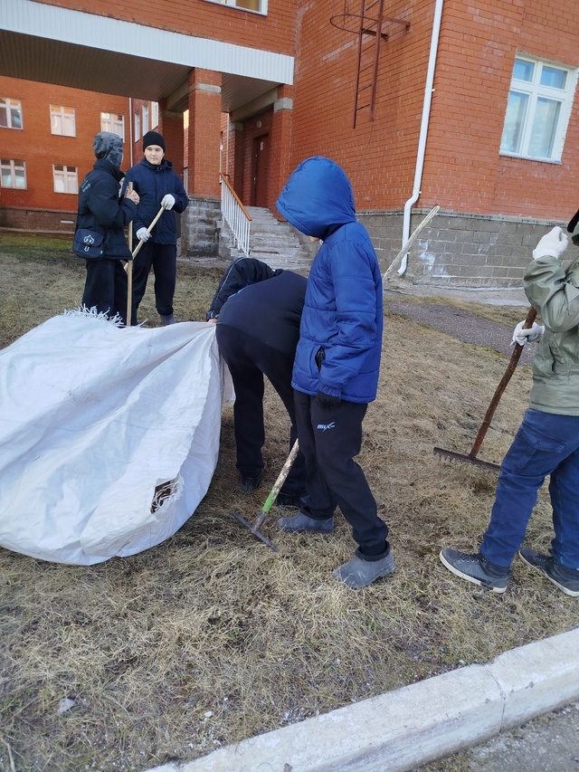 Субботник шкулта: пӗрле тӗнчене тасарах та илемлӗрех тӑватпӑр!