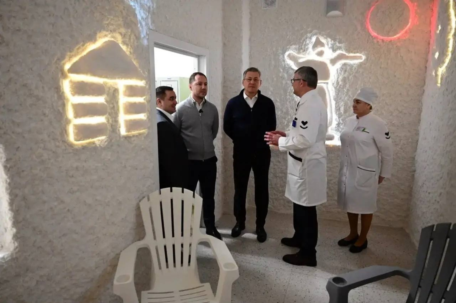 Радий Хабиров Янаулта ача-пӑча поликлиникине уҫнӑ