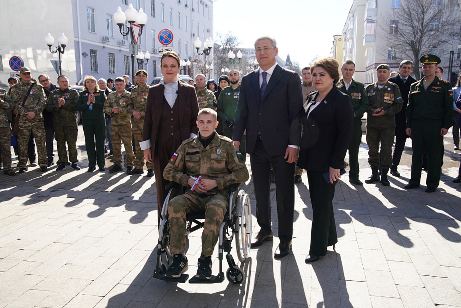 Уфара Радий Хабировпа Анна Цивилева СВО ветеранӗсене автомобиль уҫҫисене панӑ